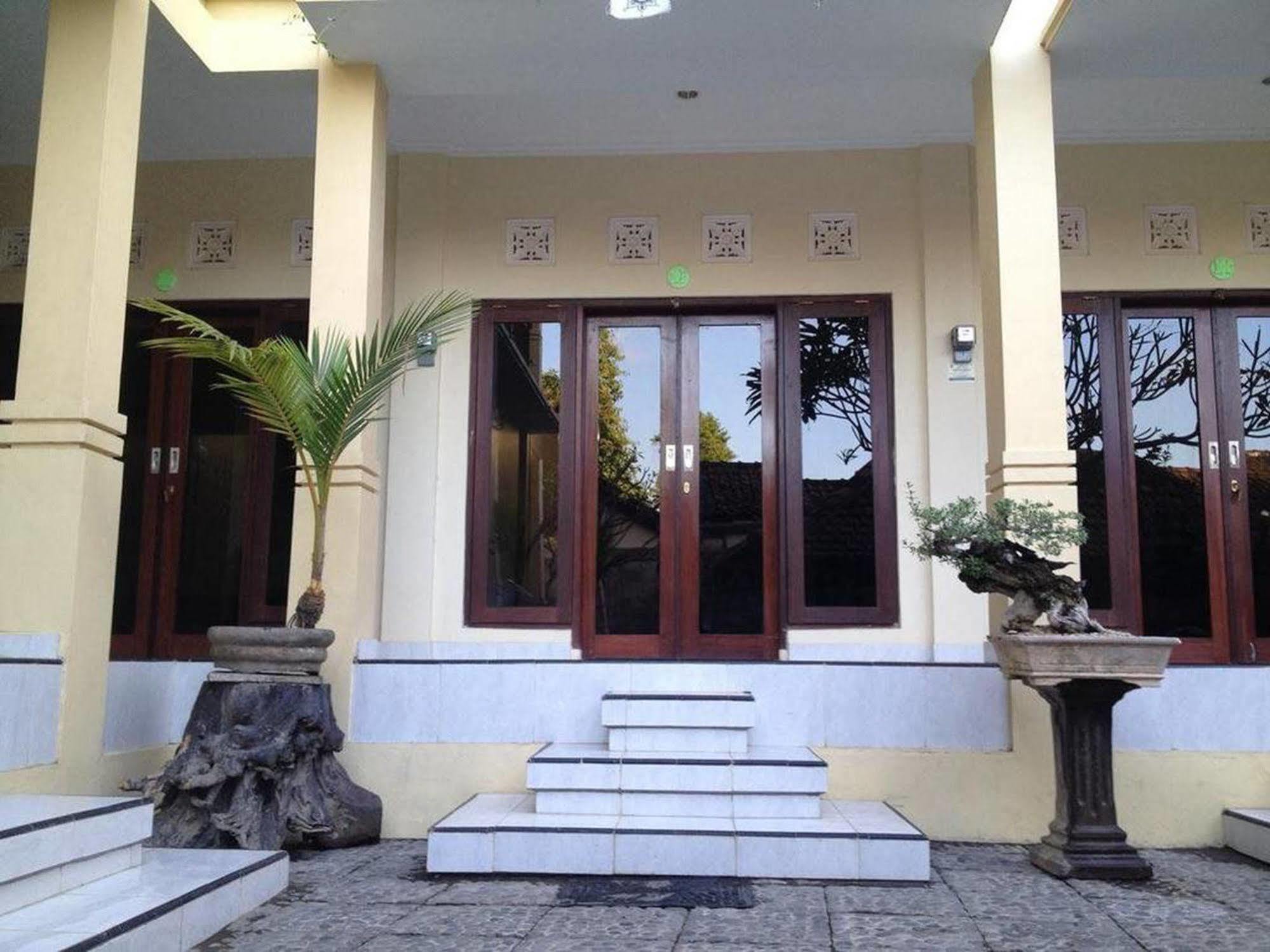Sari Buana Bed & Breakfast Кута Екстериор снимка