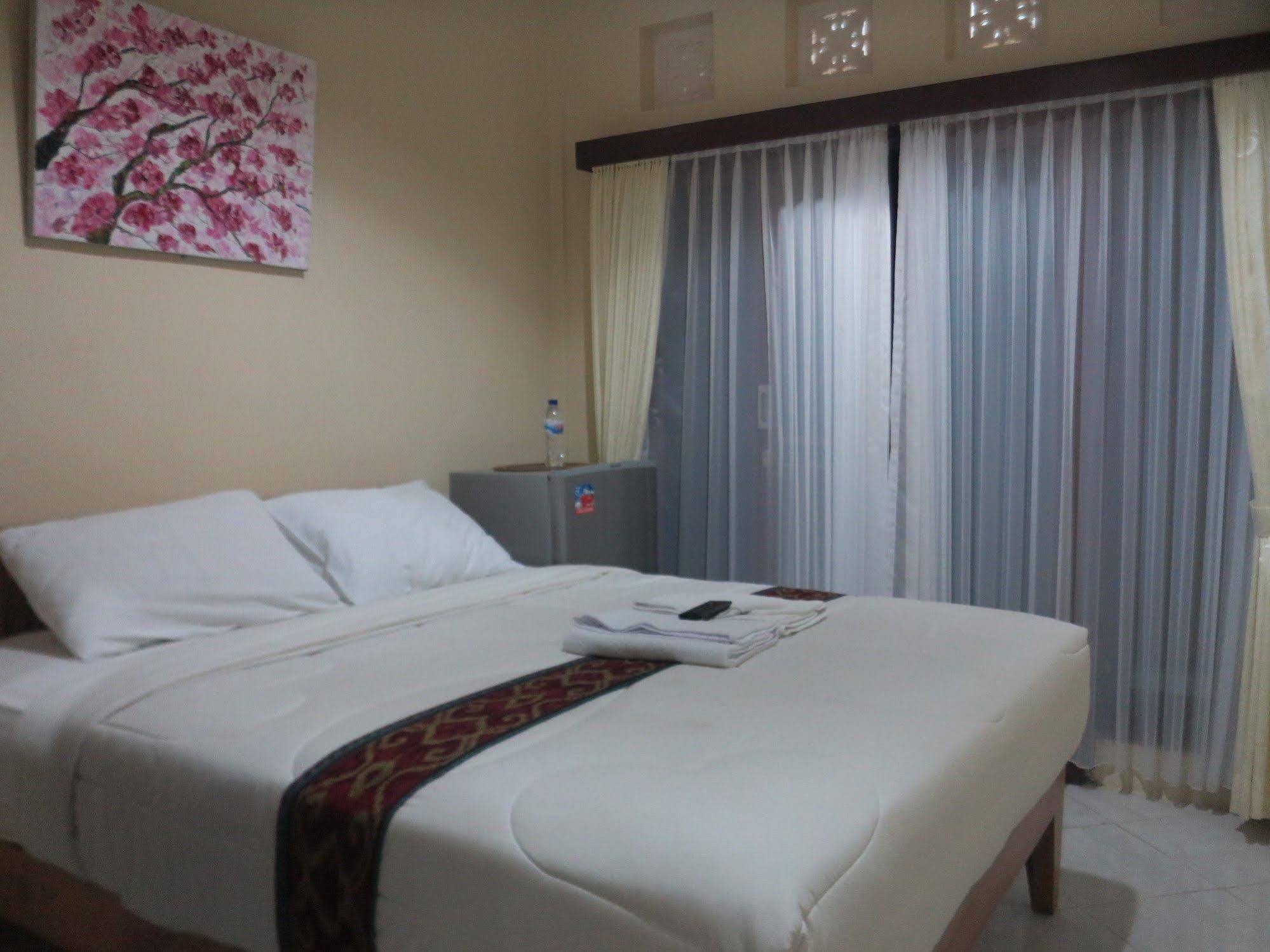 Sari Buana Bed & Breakfast Кута Екстериор снимка